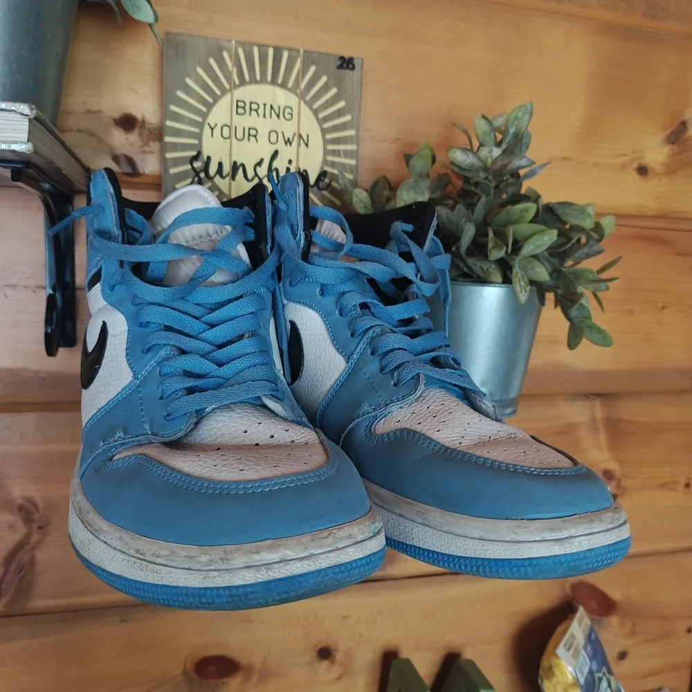 Jordan 1 Retro High OG University NC Light Blue Size‎ 8.5 PREOWNED 555088-134